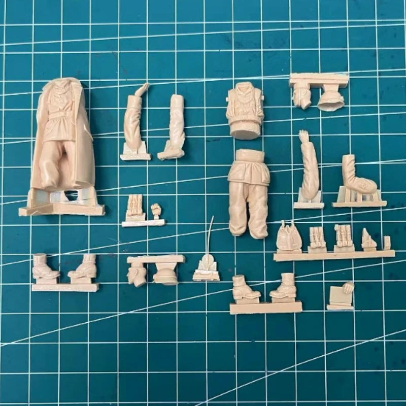 1/35 WWII German Winter Soldier & Officer, 2 Figures, Resin Model Figure Kit, Unassembled and Unpainted