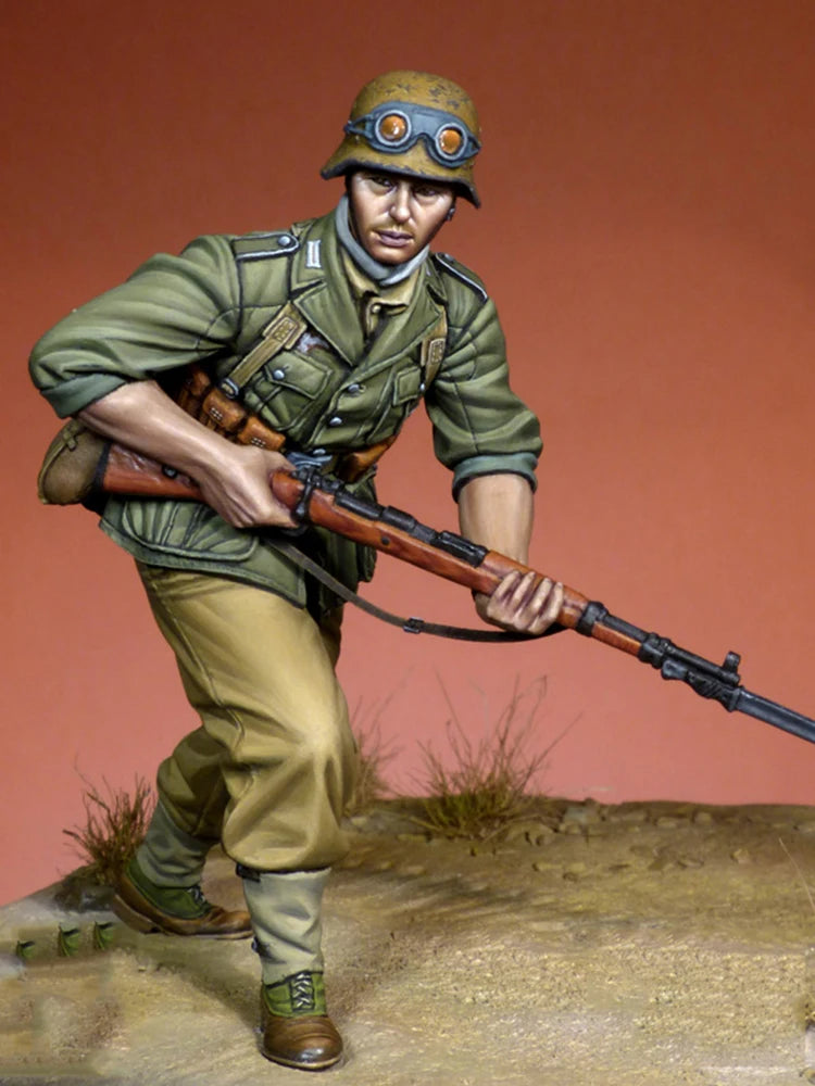 1/24 WWII German Infantry Advancing with Bayoneted Rifle, Resin Model Figure Kit, Unassembled and Unpainted
