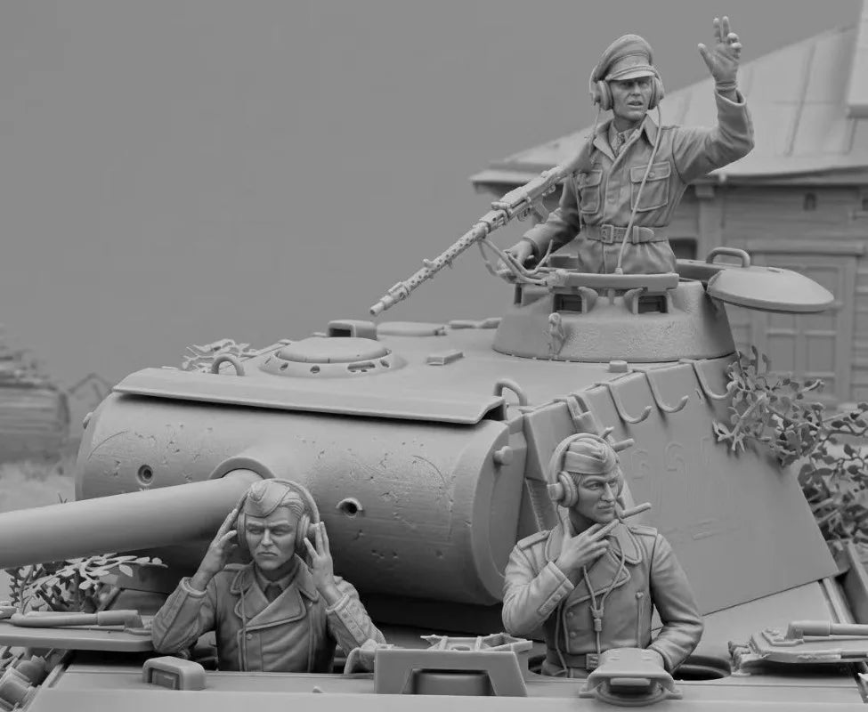 1/35 WWII German Panzer Crew Operating, 3 Figures, Resin Model Figure Kit, Unassembled and Unpainted