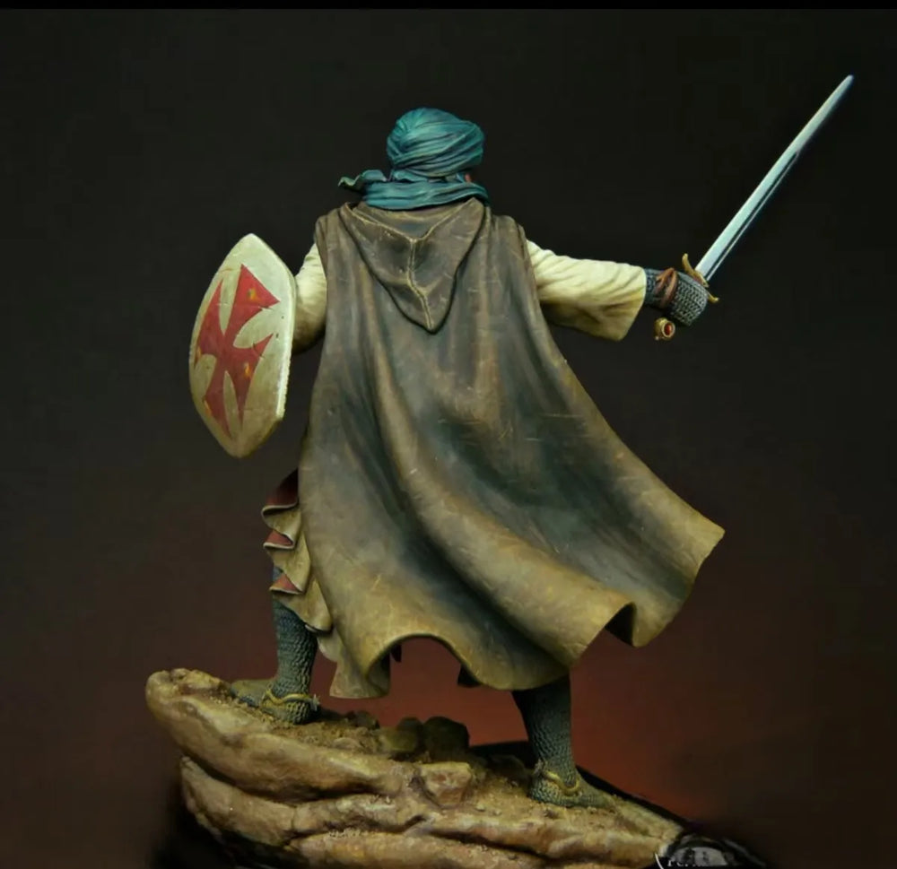 1/24 Medieval Crusader Knight Charging with Sword and Shield, Resin Model Figure Kit, Unassembled and Unpainted