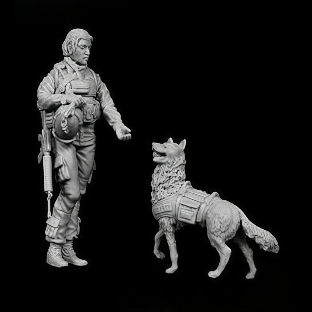 1/35 Modern Female Soldier with Dog, 2 Figures, Resin Model Figure Kit, Unassembled and Unpainted