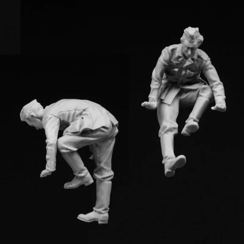 1/35 WWII German Panzer Crew Crouching, Resin Model Figure Kit, Unassembled and Unpainted