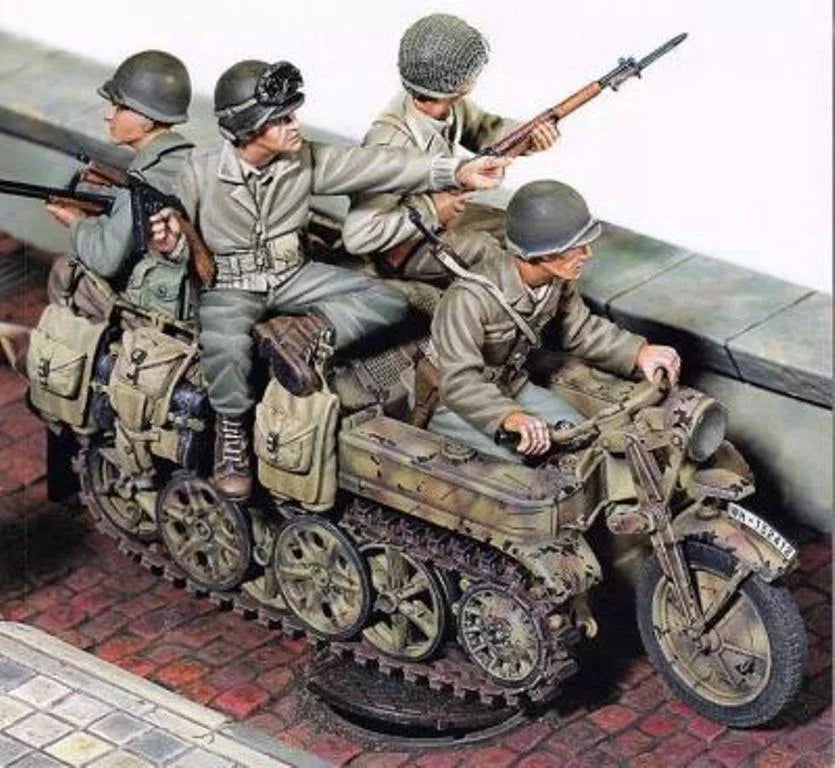 1/35 WWII German Soldiers on Motorcycle, 4 Figures, Resin Model Figure Kit, Unassembled and Unpainted