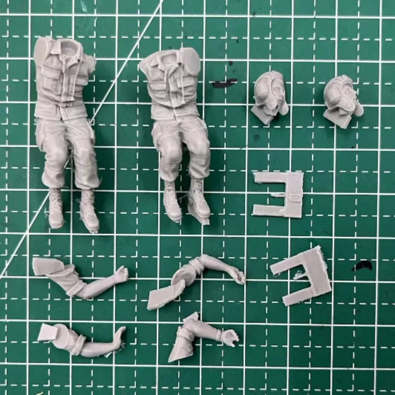 1/35 Modern Russian Tank Crew in Flora Camouflage, 2 Figures, Resin Model Figure Kit, Unassembled and Unpainted