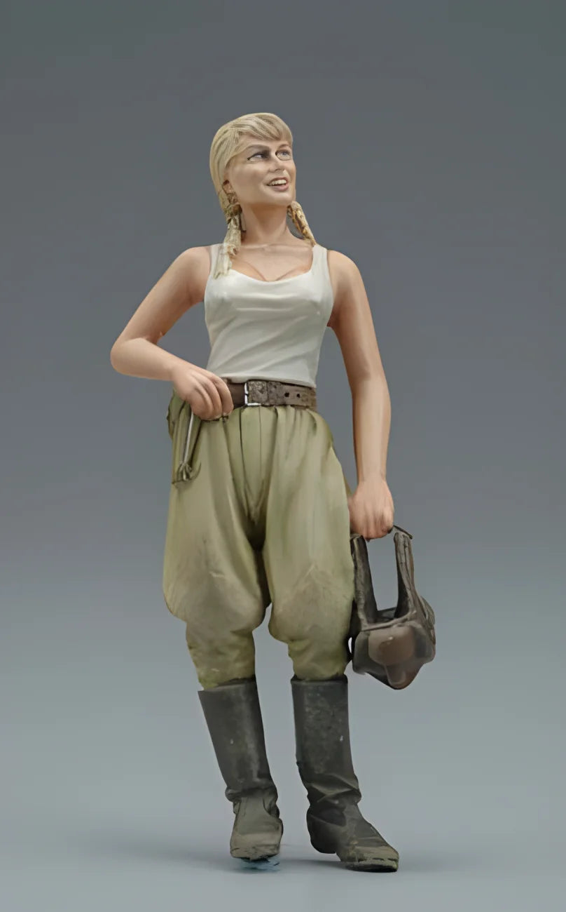 1/35 WWII Soviet Female Tank Crew, Resin Model Figure Kit, Unassembled and Unpainted