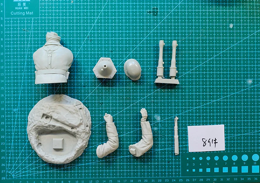 1/10 WWII German Infantryman with Gas Mask Canister, Resin Model Bust Kit, Unassembled and Unpainted