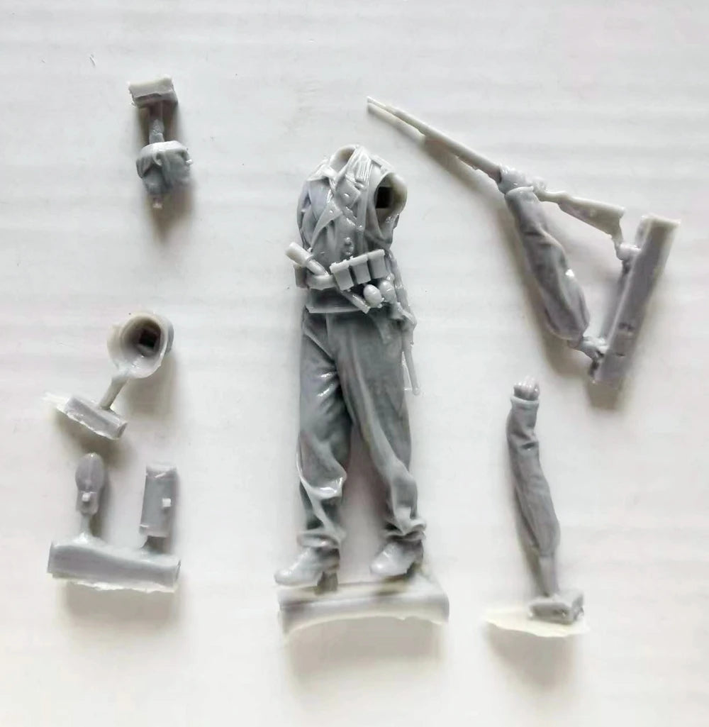 1/35 WWII German Soldier with Rifle and Field Gear, Resin Model Figure Kit, Unassembled and Unpainted
