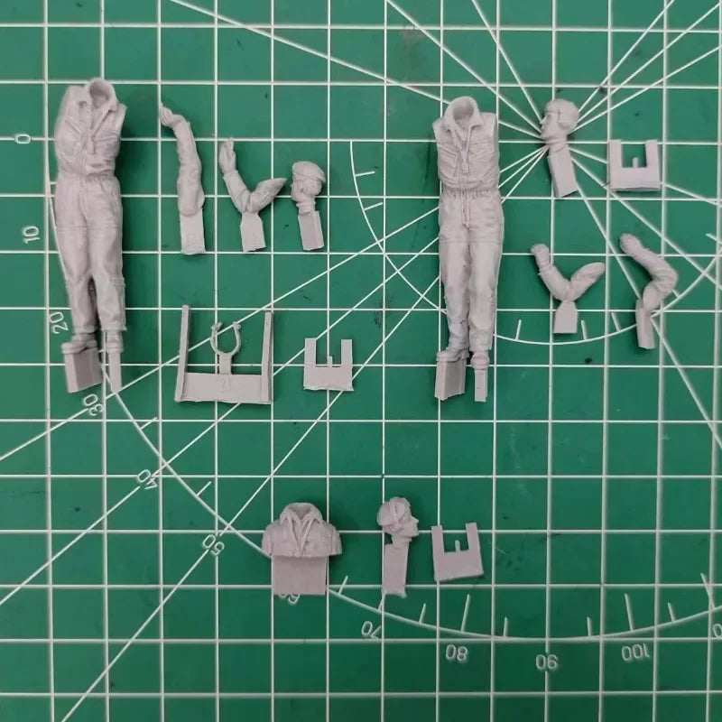 1/35 Modern German Panzer Crew Standing, 3 Figures, Resin Model Figure Kit, Unassembled and Unpainted