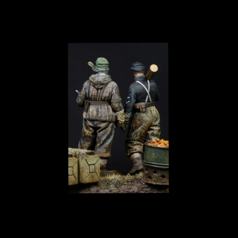 1/35 WWII German Officers in Splinter Camouflage, 2 Figures, Resin Model Figure Kit, Unassembled and Unpainted