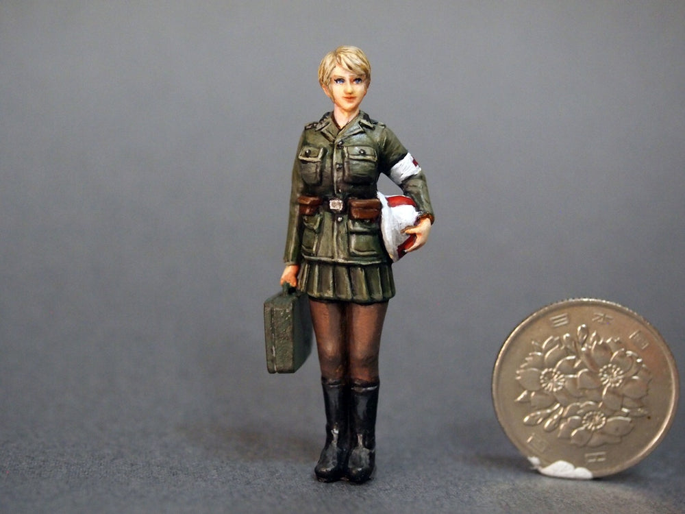 1/35 WWI Female Ambulance Attendant, Resin Model Figure Kit, Unassembled and Unpainted
