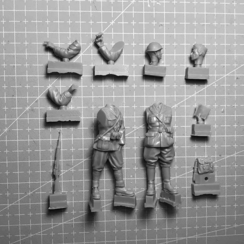 1/35 WWII Italian Officers & Soldiers, 2 Figures, Resin Model Figure Kit, Unassembled and Unpainted