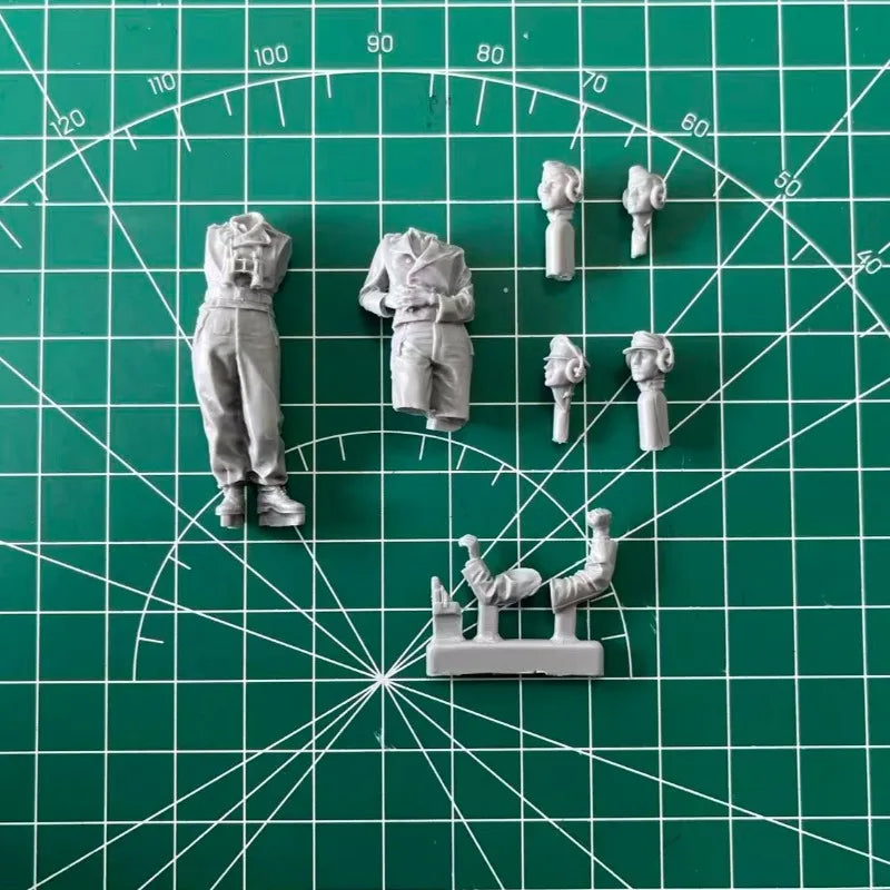 1/35 WWII German Panzer Commander Crew, 7 Figures, Resin Model Figure Kit, Unassembled and Unpainted