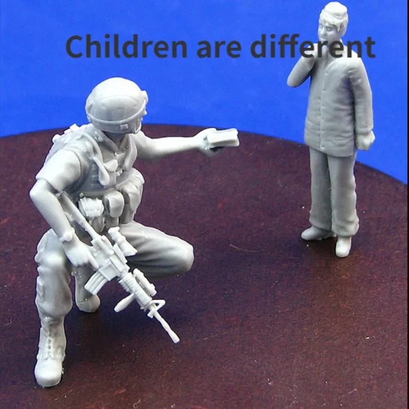 1/35 Modern US Soldier and Civilian Child, 2 Figures, Resin Model Figure Kit, Unassembled and Unpainted