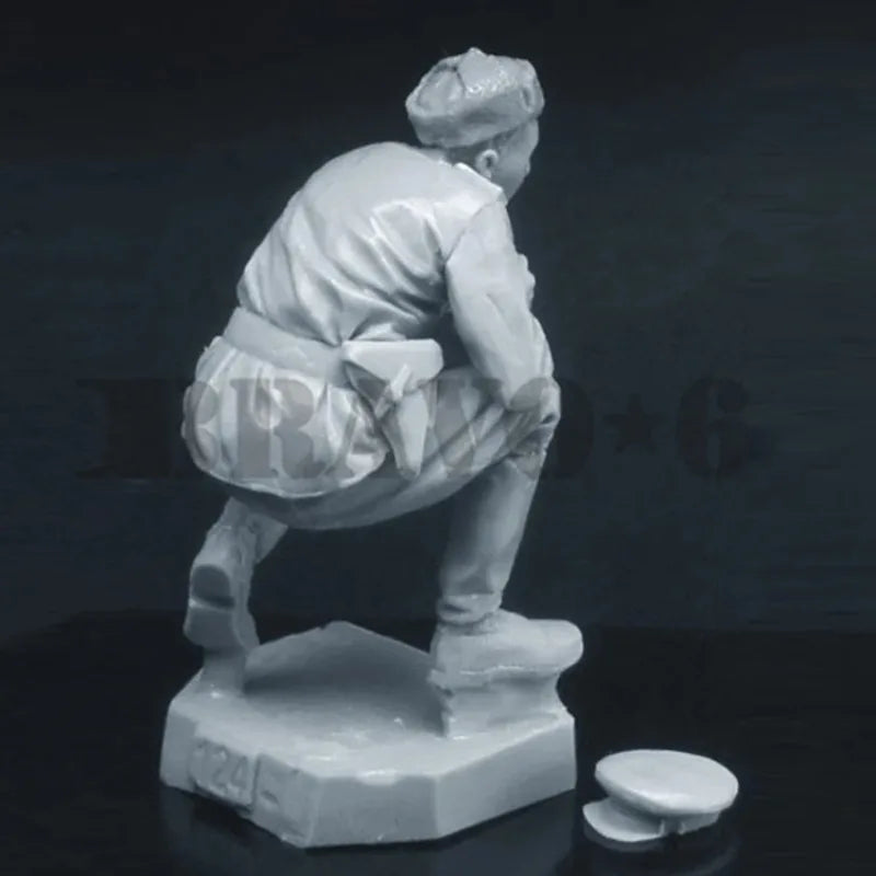 1/35 WWII Soviet Soldier Crouching with Rifle, Resin Model Figure Kit, Unassembled and Unpainted