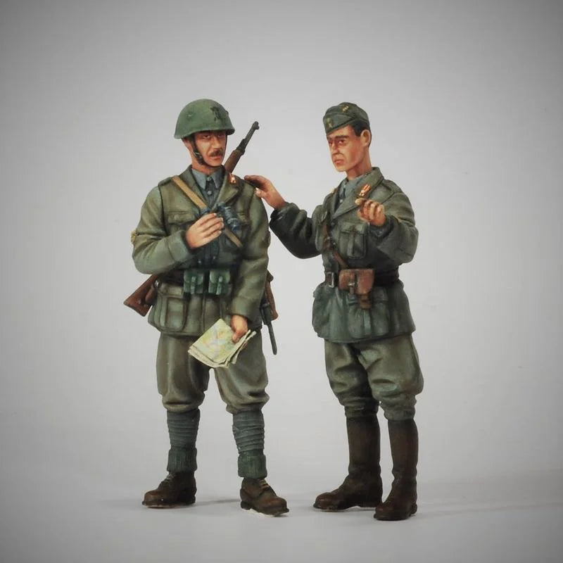 1/35 WWII Italian Officers & Soldiers, 2 Figures, Resin Model Figure Kit, Unassembled and Unpainted
