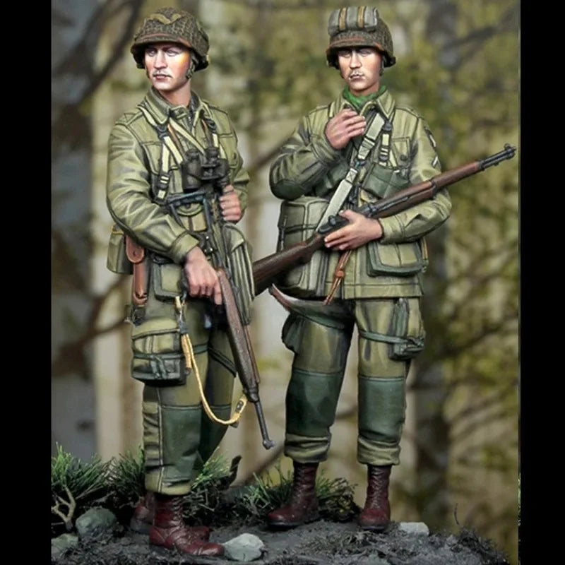 1/35 WWII Infantry Pair with Rifles and Gas Bags, 2 Figures, Resin Model Figure Kit, Unassembled and Unpainted