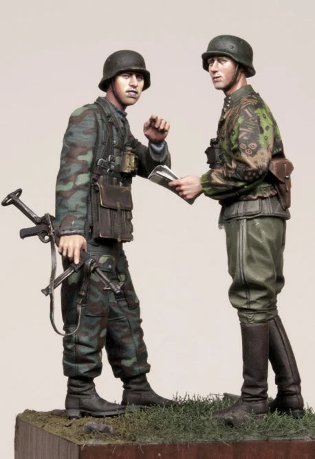 1/35 WWII German Infantry Officers Conversing, 4 Figures, Resin Model Figure Kit, Unassembled and Unpainted