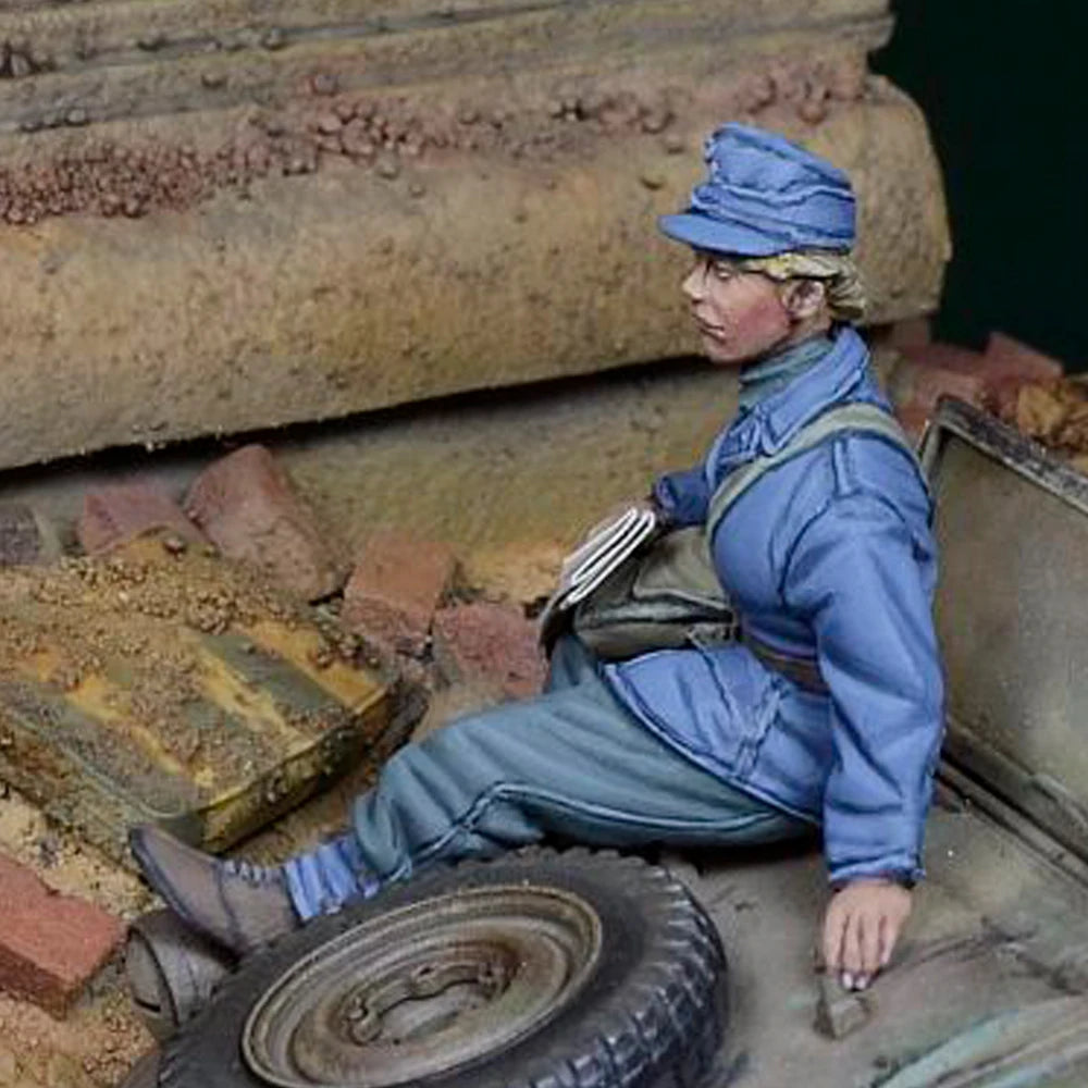 1/35 WWII German Soldier Reading Map on Vehicle, Resin Model Figure Kit, Unassembled and Unpainted