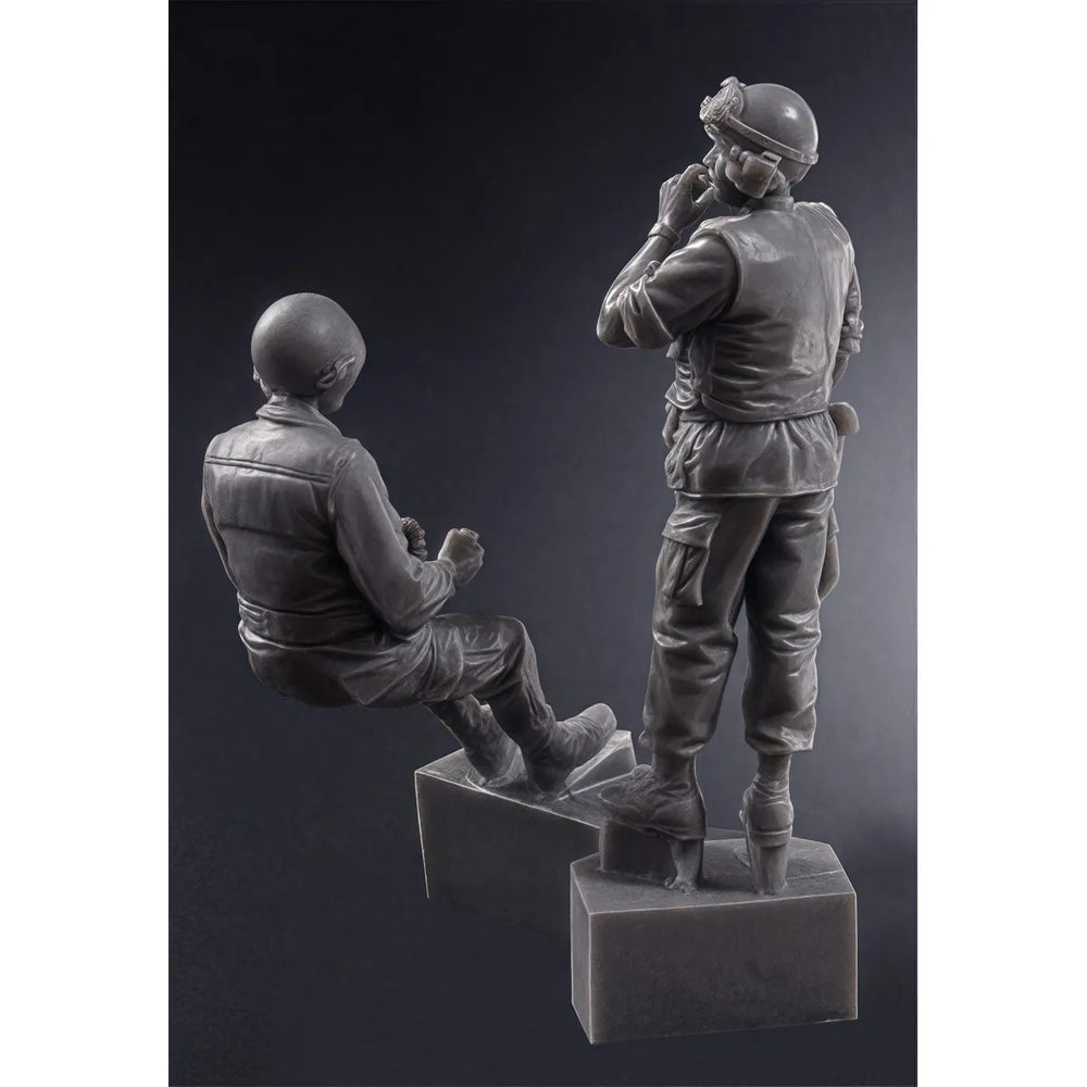 1/35 Vietnam War US AFV Aircrew, 2 Figures, Resin Model Figure Kit, Unassembled and Unpainted