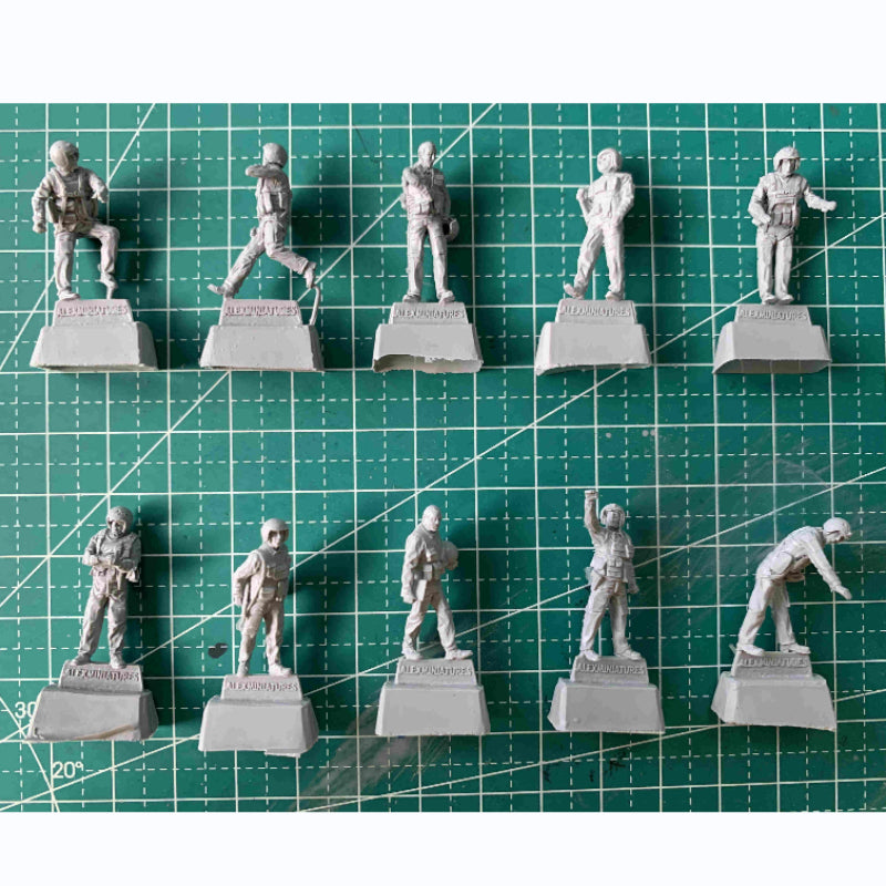 1/72 Modern Russian Aerospace Forces Pilots, 30 Figures, Resin Model Figure Kit, Unassembled and Unpainted