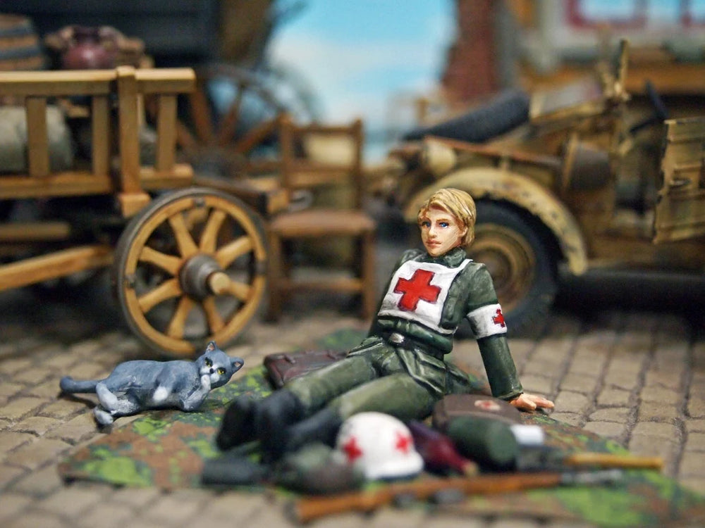 1/35 WWI Female Ambulance Attendant, Resin Model Figure Kit, Unassembled and Unpainted