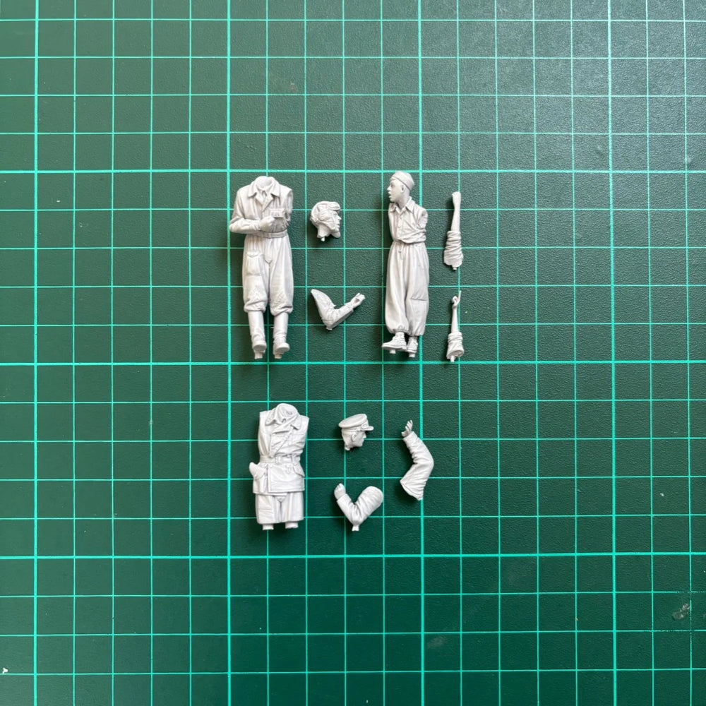 1/35 WWII Soviet Tank Crew and Boy, 5 Figures, Resin Model Figure Kit, Unassembled and Unpainted