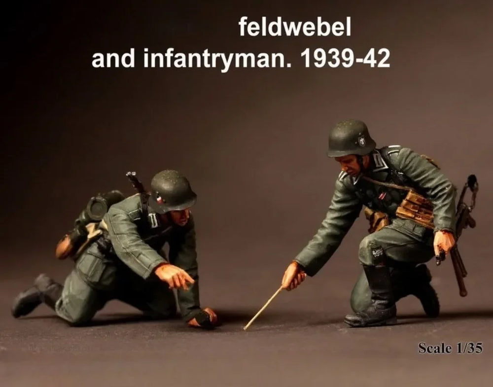 1/35 WWII German Feldwebel & Infantryman, 2 Figures, Resin Model Figure Kit, Unassembled and Unpainted