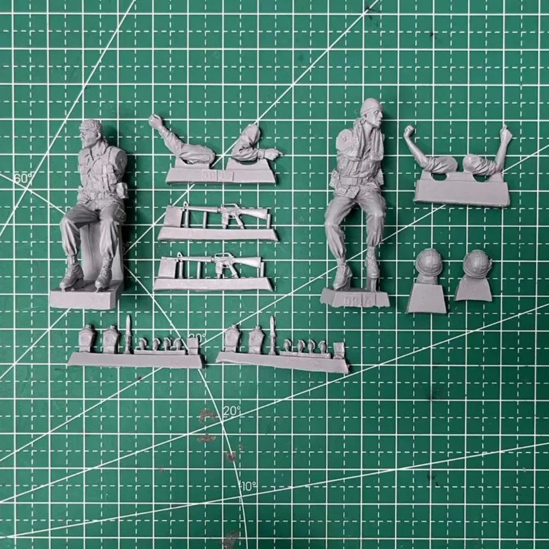 1/35 Vietnam War US Infantry Squad in Assault, 2 Figures, Resin Model Figure Kit, Unassembled and Unpainted