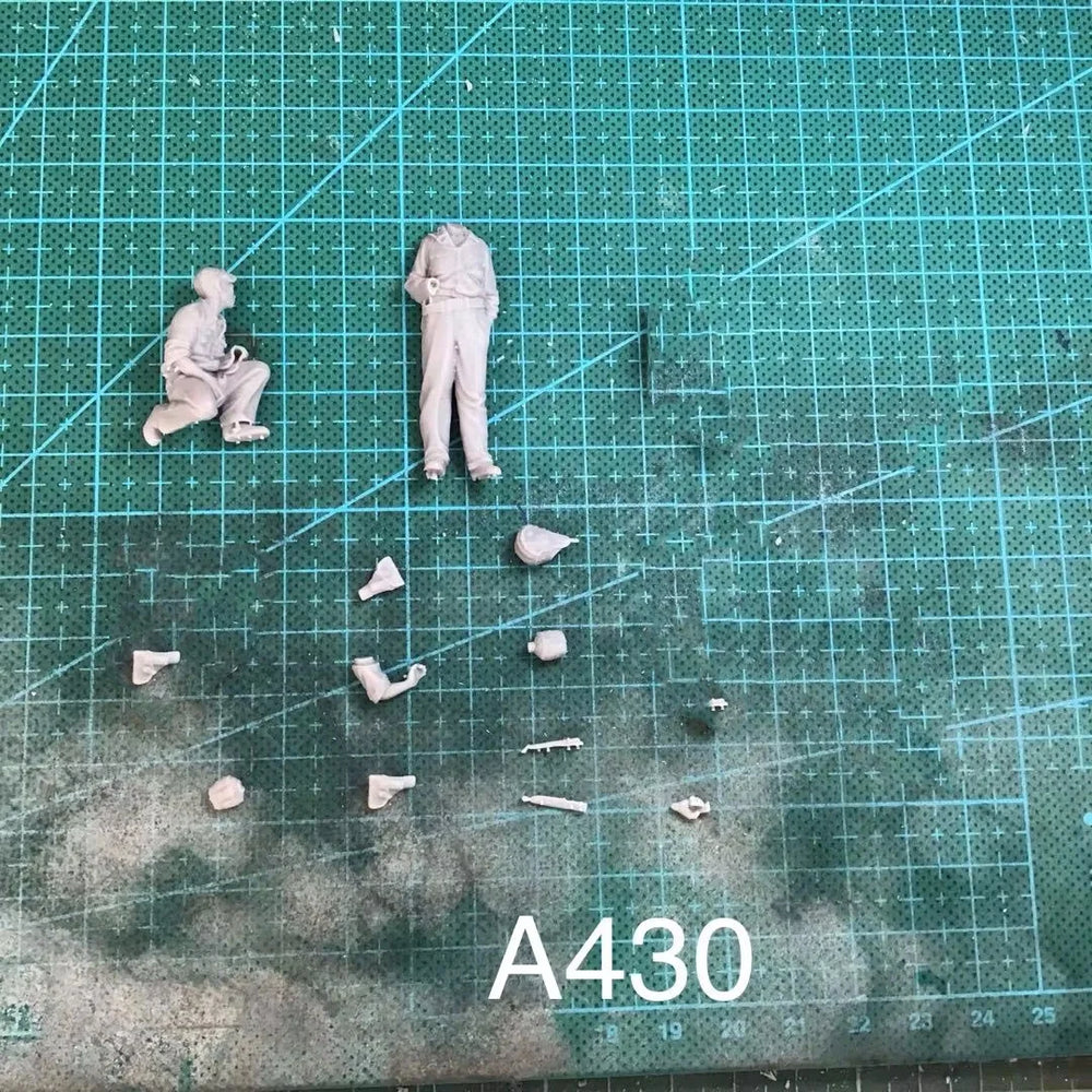 1/35 WWII German Infantry Crawling and Standing Rifleman, Resin Model Figure Kit, Unassembled and Unpainted