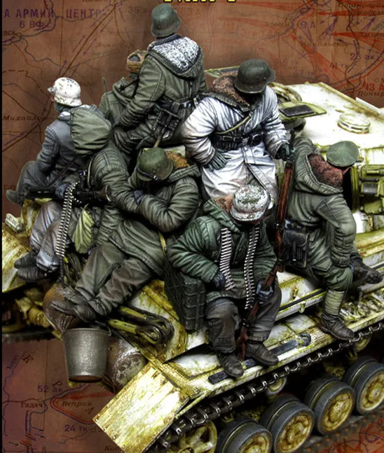 1/35 WWII German Panzer Crew, 8 Figures, Resin Model Figure Kit, Unassembled and Unpainted