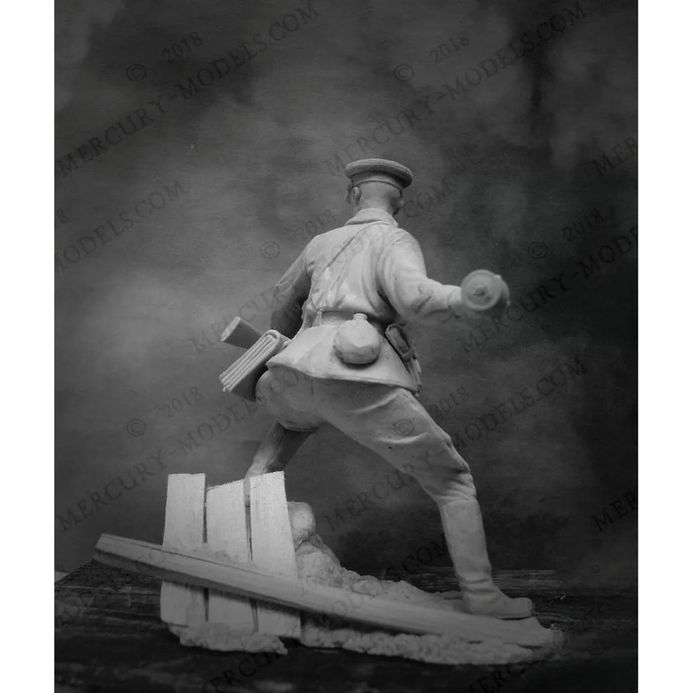 75mm WWII Soviet Senior Lieutenant, Resin Model Figure Kit, Unassembled and Unpainted