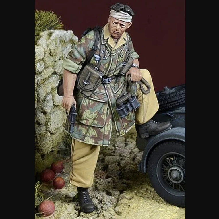 1/35 WWII Desert Campaign Soldier, Resin Model Figure Kit, Unassembled and Unpainted