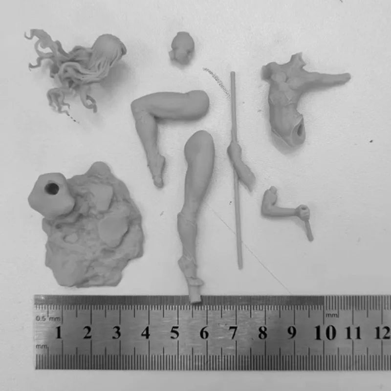 1/24 Warrior with Crescent Horns Thrusting Spear, Resin Model Figure Kit, Fantasy Theme, Unassembled and Unpainted