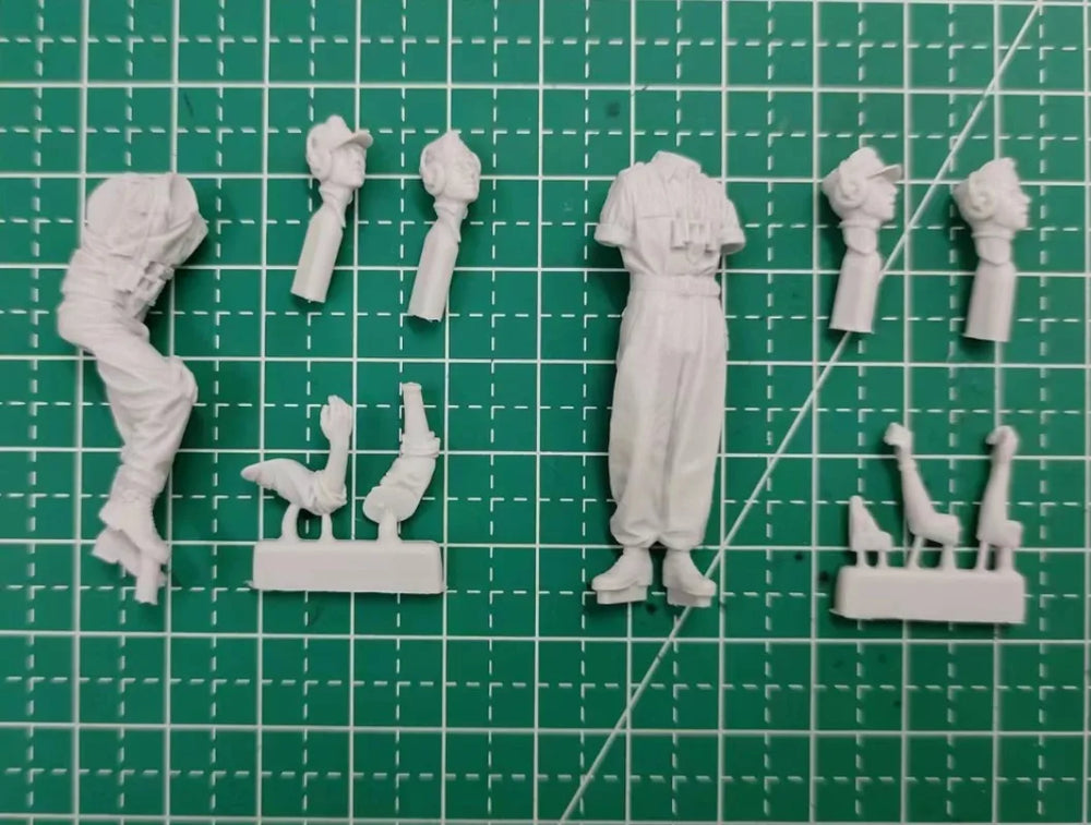 1/35 WWII German Panzer Crew with Radio Operator, 2 Figures, Resin Model Figure Kit, Unassembled and Unpainted