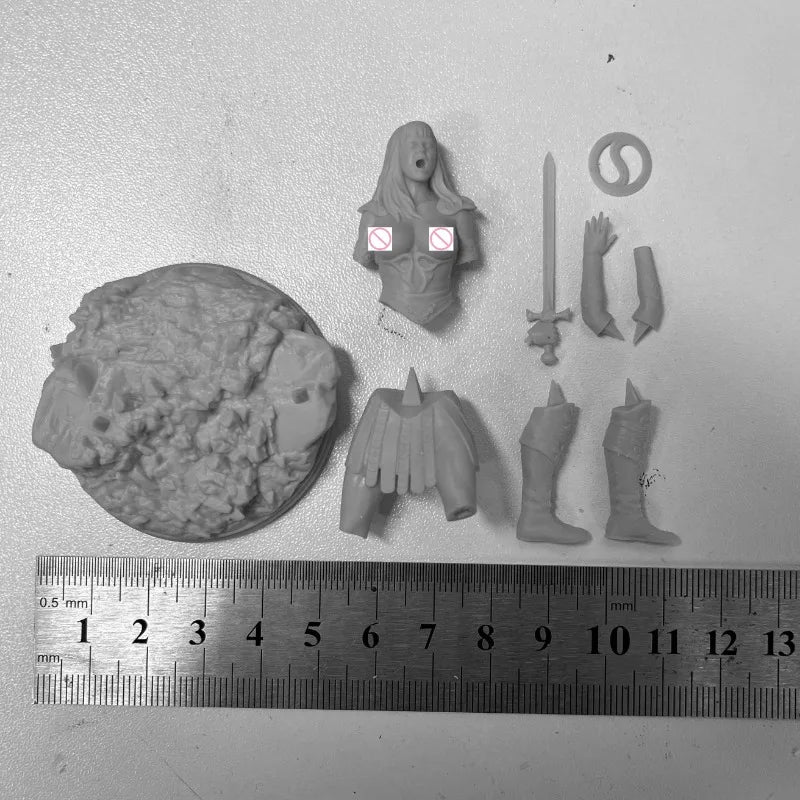 1/24 Medieval Greek Warrior with Spiral Shield, Resin Model Figure Kit, Unassembled and Unpainted