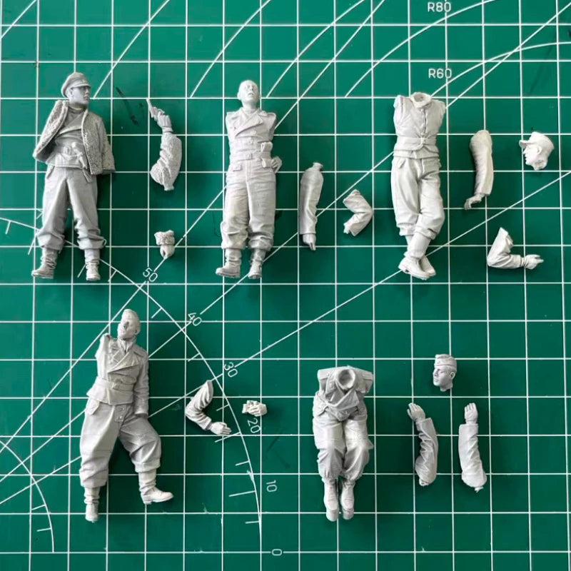 1/35 WWII German Tank Crew Turret, 8 Figures, Resin Model Figure Kit, Unassembled and Unpainted