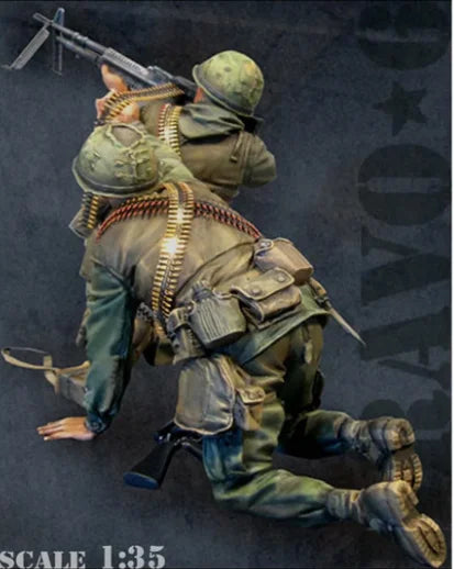 1/35 WWII German Machine Gunner Crawling with MG42, Resin Model Figure Kit, Unassembled and Unpainted
