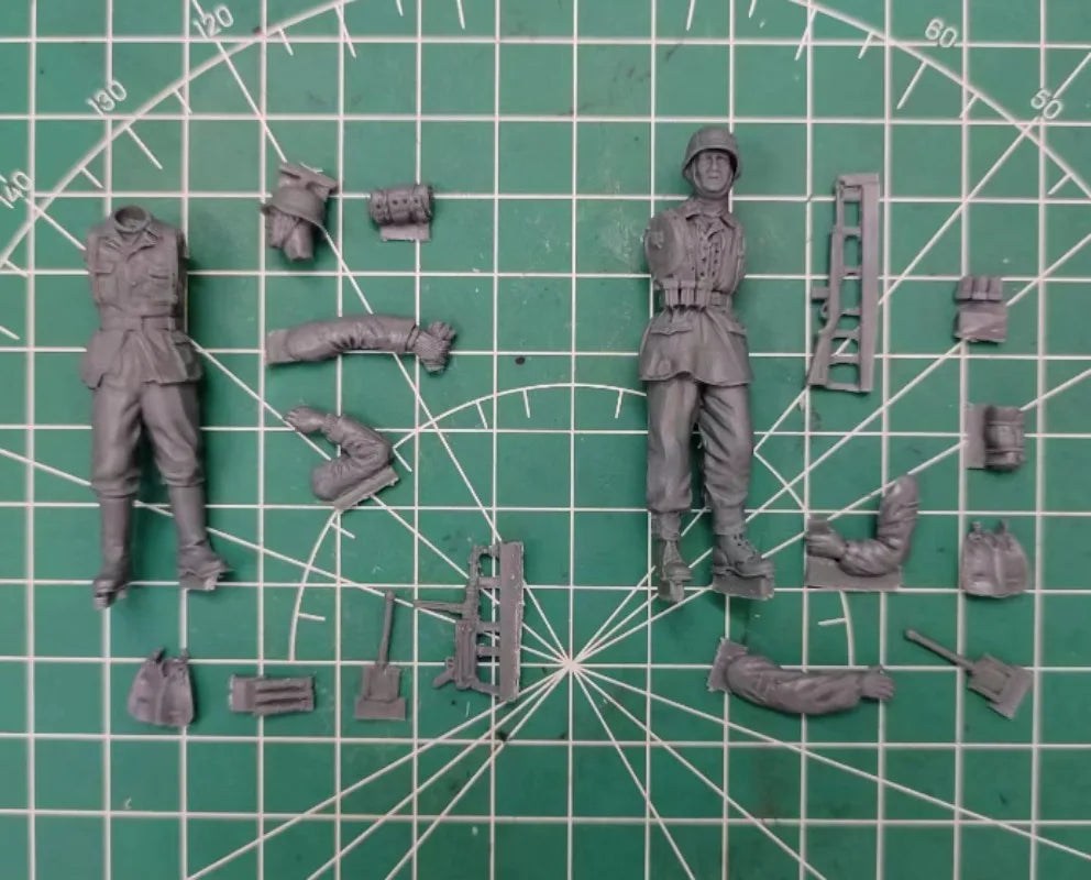 1/35 WWII German Infantry Squad at Rest, 2 Figures, Resin Model Figure Kit, Unassembled and Unpainted