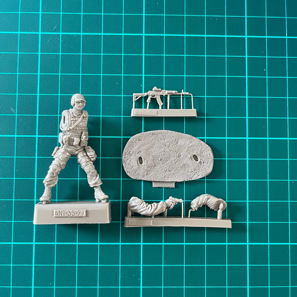 1/35 Modern Tactical Operator Firing Pistol, Resin Model Figure Kit, Unassembled and Unpainted