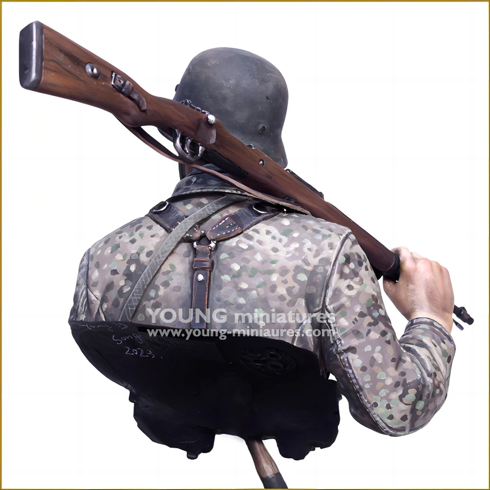 1/10 WWII German Rifleman with Kar98k on Shoulder, Resin Model Bust Kit, Unassembled and Unpainted