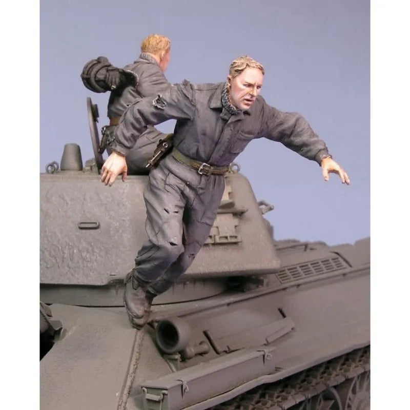 1/35 WWII German Panzer Crew in Turret Action, 2 Figures, Resin Model Figure Kit, Unassembled and Unpainted