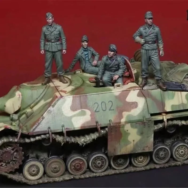 1/35 WWII Soldiers & Tank, 4 Figures, Resin Model Diorama Kit, Unassembled and Unpainted