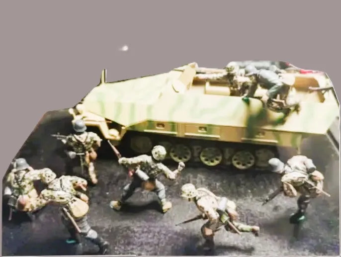 1/35 Modern Soldiers with Armored Personnel Carriers, 8 Figures, Resin Model Figure Kit, Unassembled and Unpainted