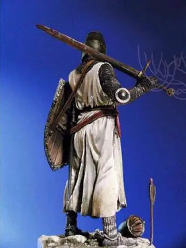 1/18 Medieval Crusader Knight with Red Cross Tabard and Sword, Resin Model Figure Kit, Unassembled and Unpainted