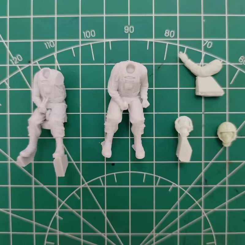 Vietnam War US Helicopter Crew 2-Figure Set 1/35 Resin Kit (Pre-Painted) - resin model view 3