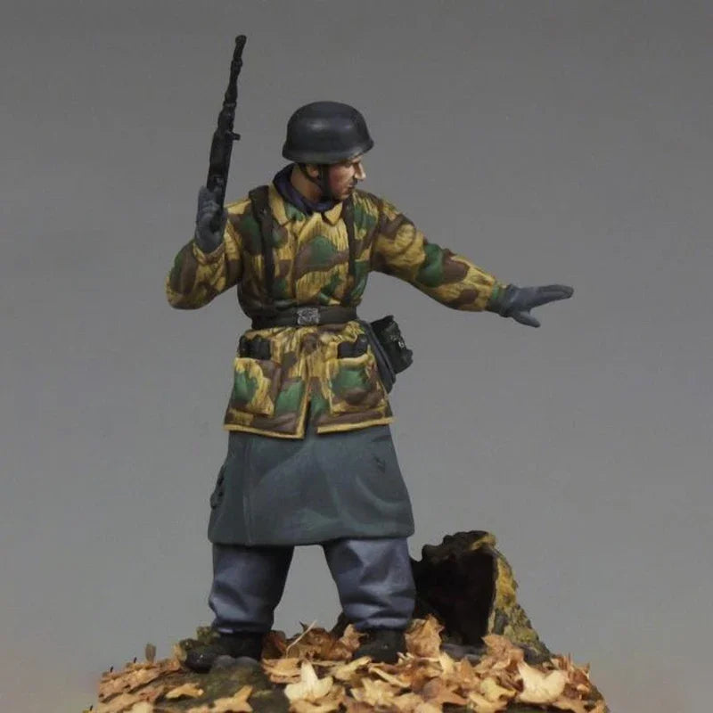 WWII German Soldier Camouflage Smock with MP40 1/35 Resin Figure Kit - resin model view 2