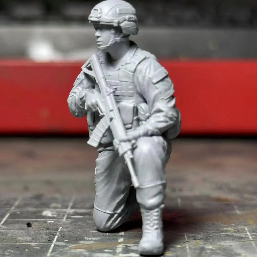 Modern PLA Combat Soldier Kneeling QBZ Rifle 1/35 Resin Figure Kit - resin model view 3