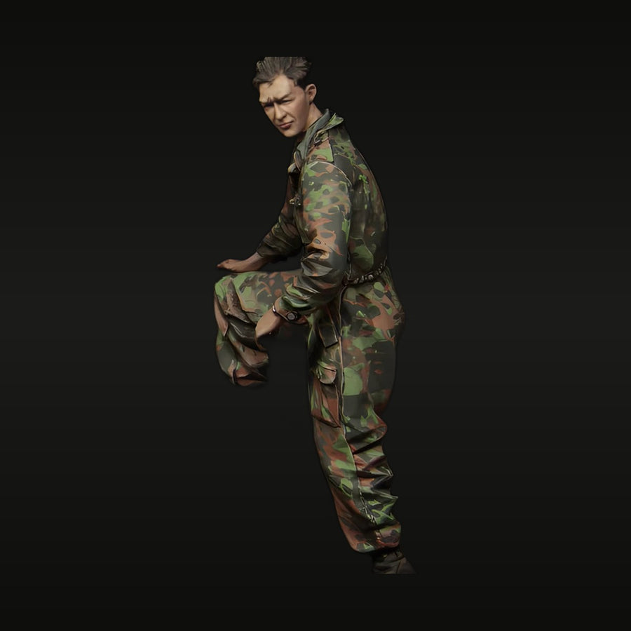 WWII German Waffen-SS Panzer Crewman Kursk 1943 1/35 Resin Figure Kit - unpainted resin model kit