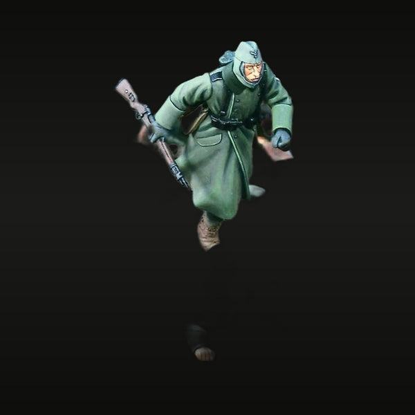 WWII German Wehrmacht Soldier Charging with K98 Bayonet 1/35 Resin Figure