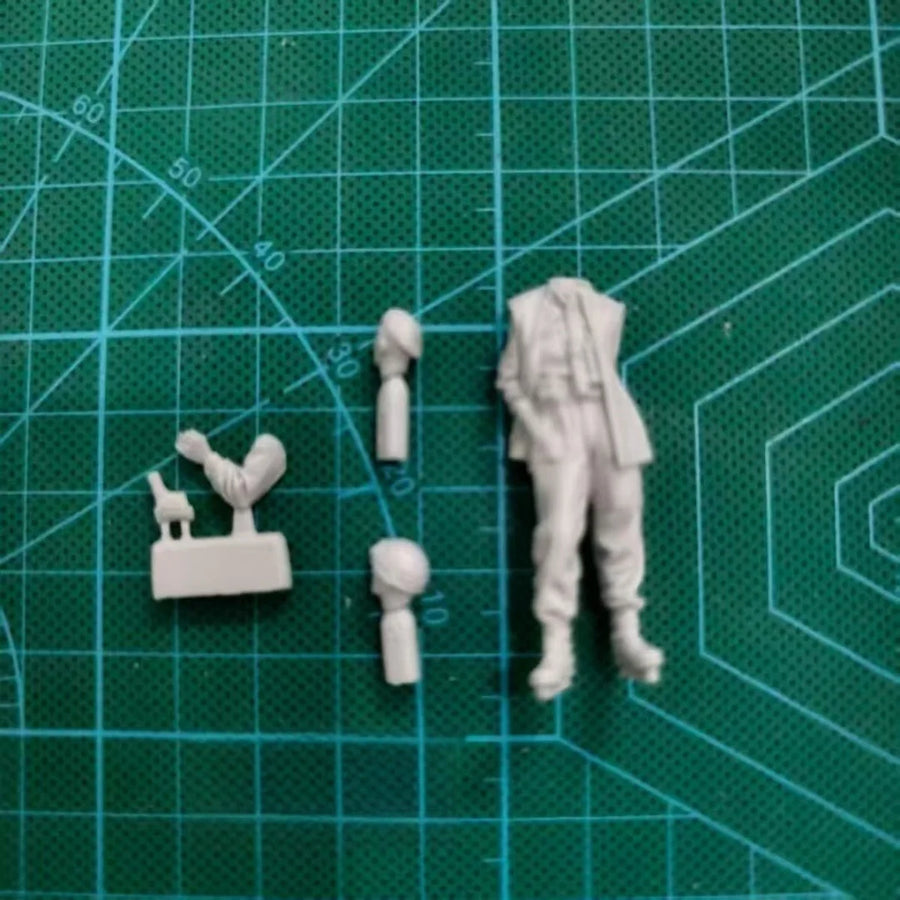 1/35 Scale WWII Tank Crew GK Model Kit - Unpainted Resin Figure for Assembly & Painting, DIY Military Model
